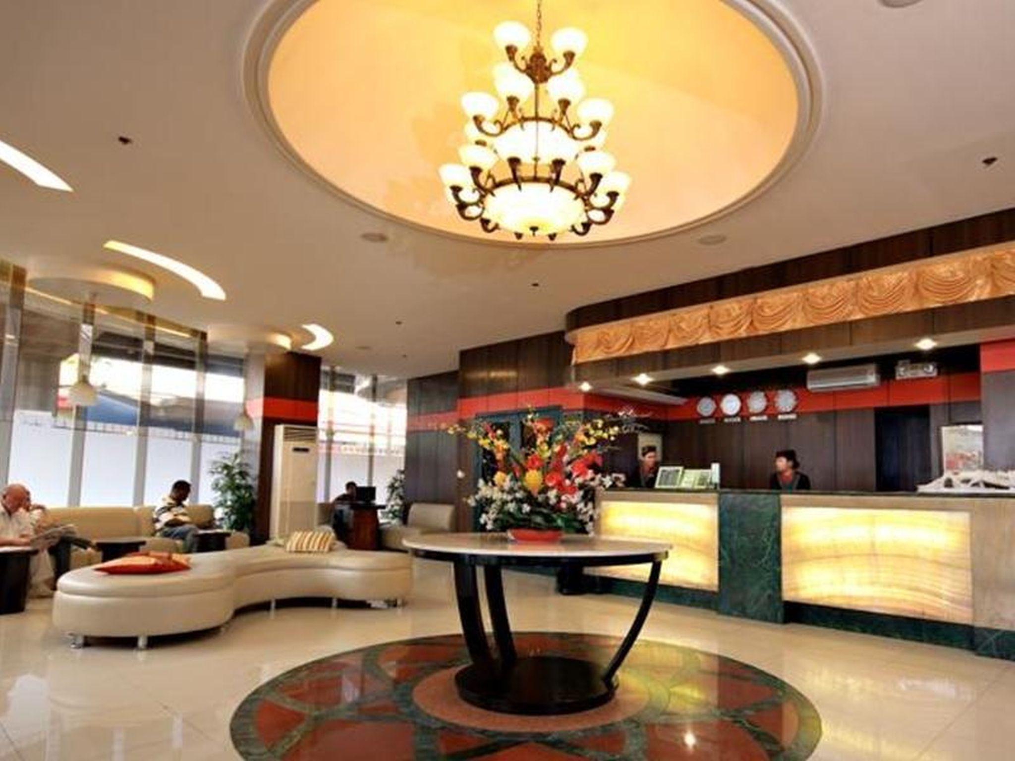 Eurotel Makati Макати Экстерьер фото