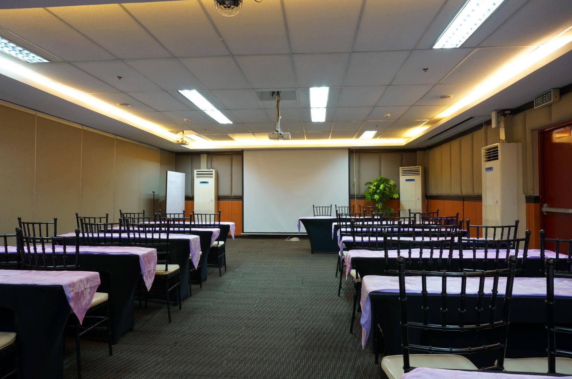 Eurotel Makati Макати Экстерьер фото